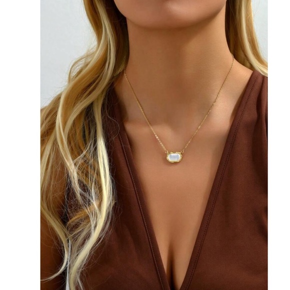 Jewelry - Oval Shell Pendant Necklace